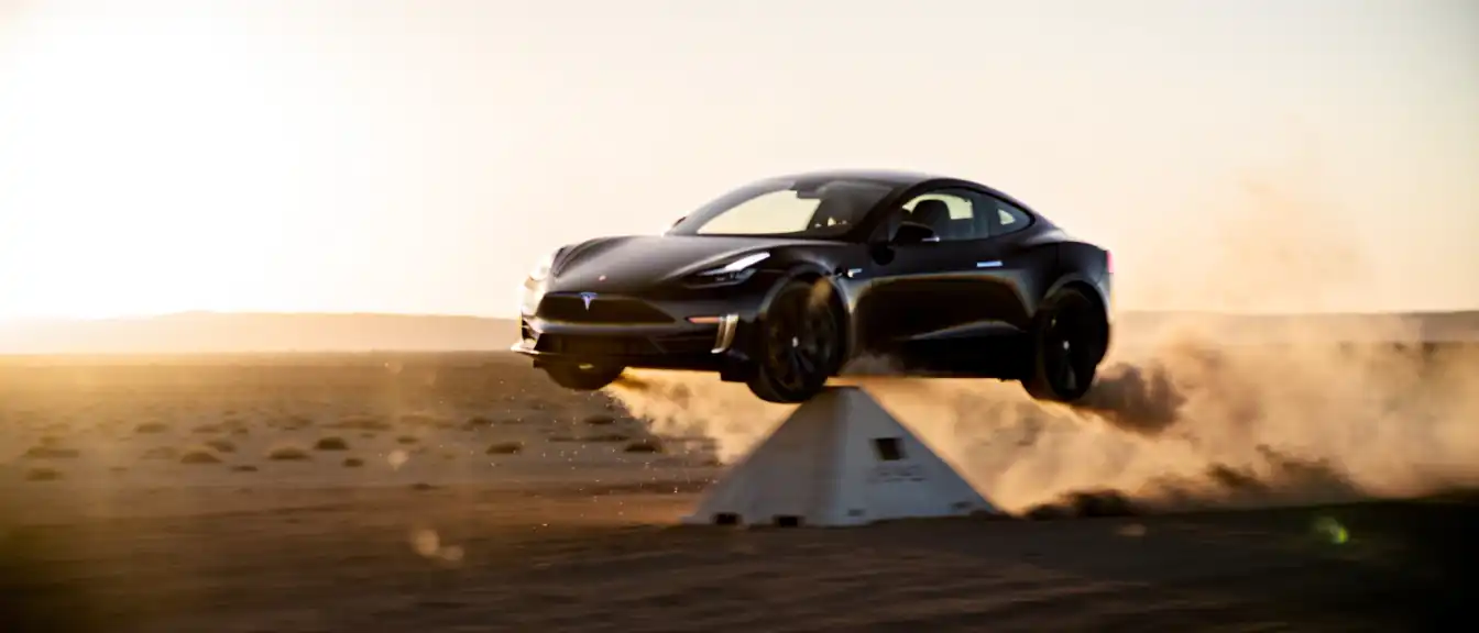 Испытания в Техасе: новый электромобиль Roadster от компании Tesla продемонстрировал возможности полета